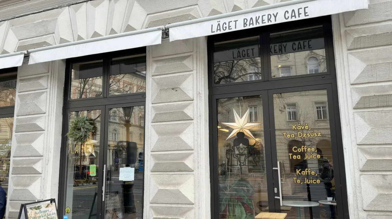 The glass front of Läget Bakery Café with a star decoration in the window.